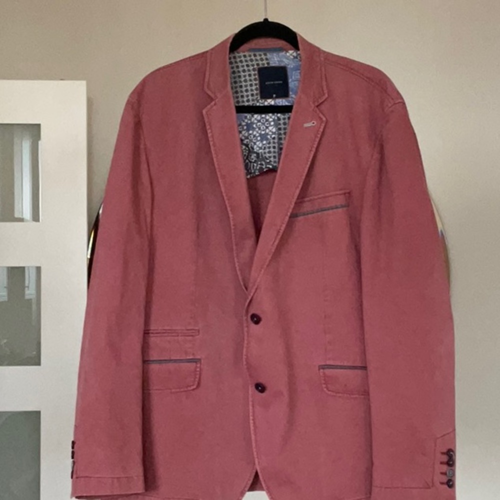 Men’s casual sports jacket. Brand is Pierre Cardin. Size 44S
label says GR 28